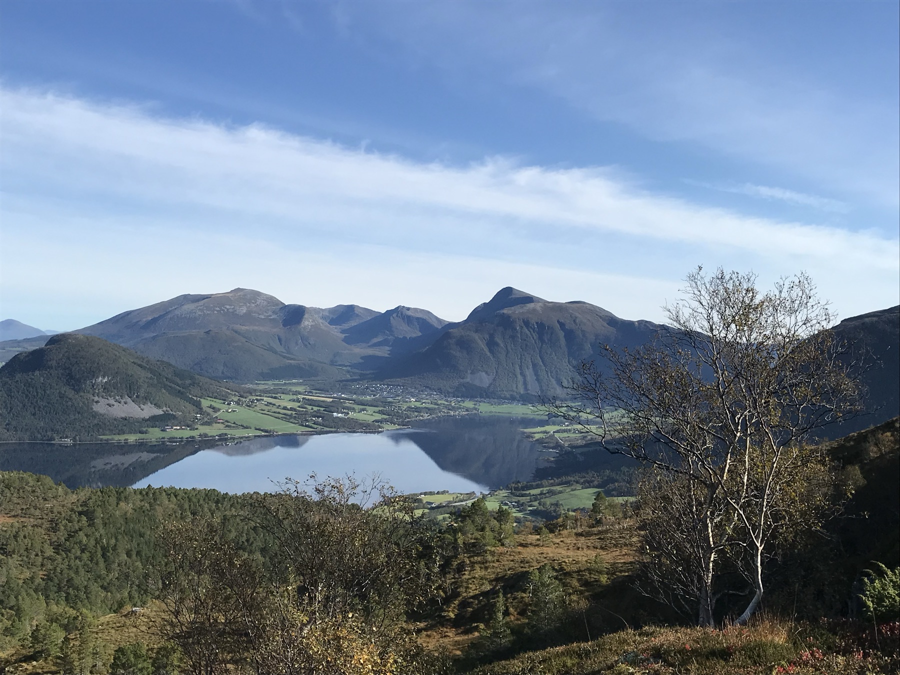 Malmefjorden med fjord, fjell og dyrket mark